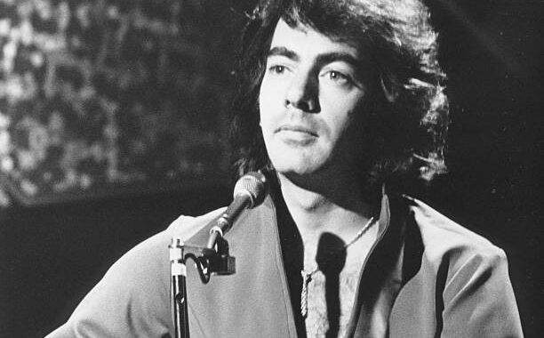 Neil Diamond – Sweet Caroline High Quality