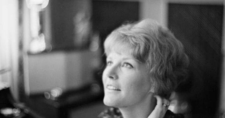 Petula Clark – Round Every Corner 1965