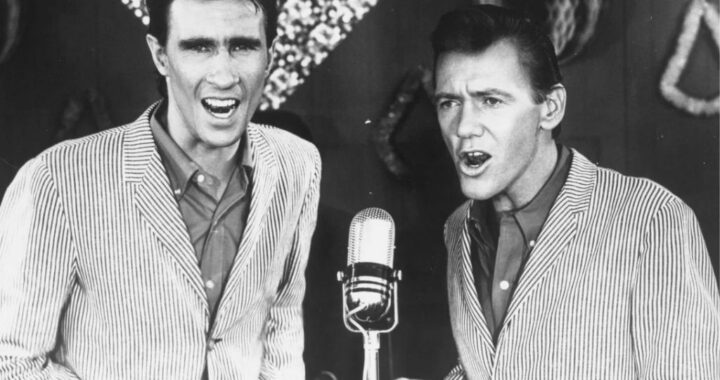 The Righteous Brothers – Unchained Melody 1965 (Lyrics)