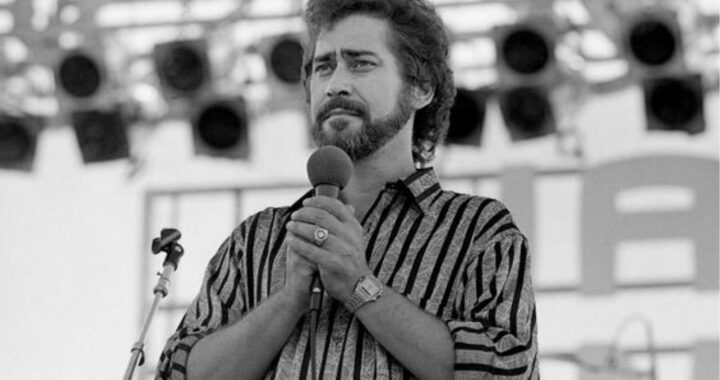 Earl Thomas Conley – Holding Her and Loving You 1983