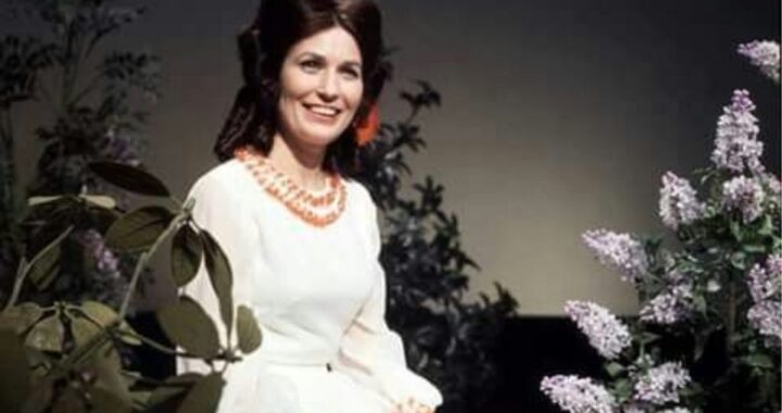 Loretta Lynn – You Ain’t Woman Enough (To Take My Man) 1966