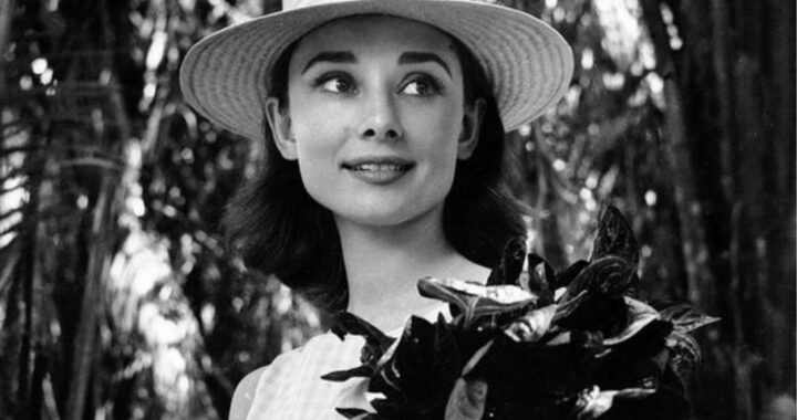 Audrey Hepburn – Moon River 1961 (Lyrics)